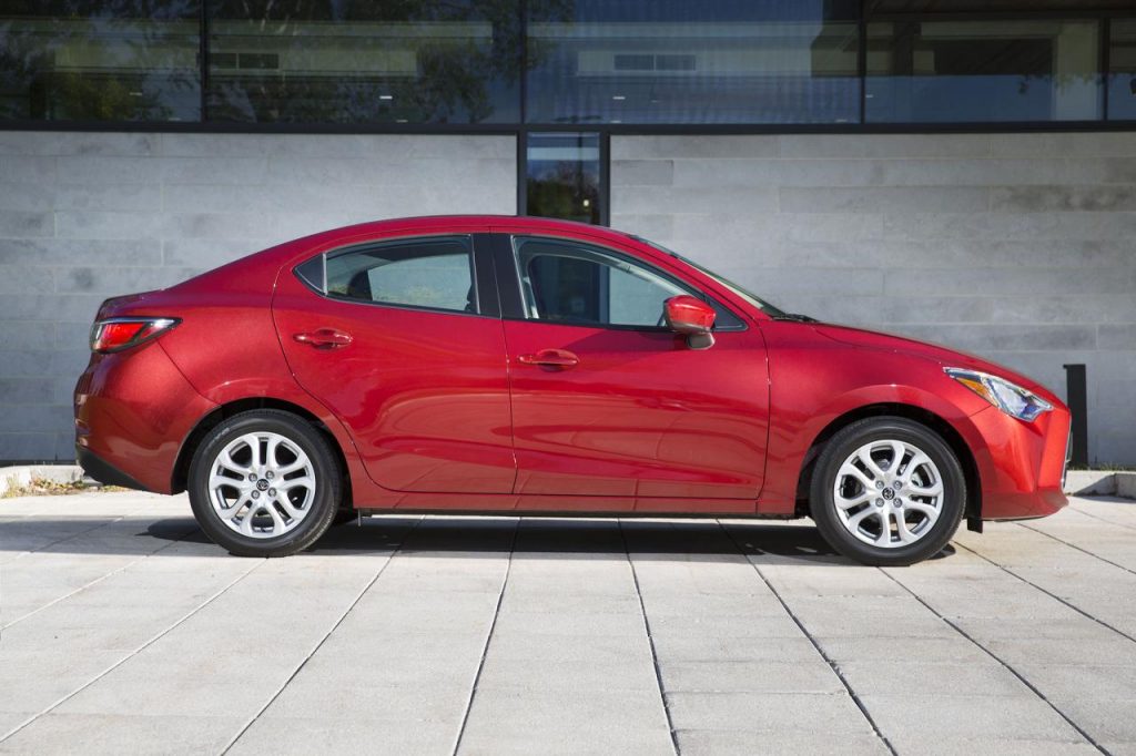 hd-toyota_yaris_berline_exclusivit_canadienne_1-4