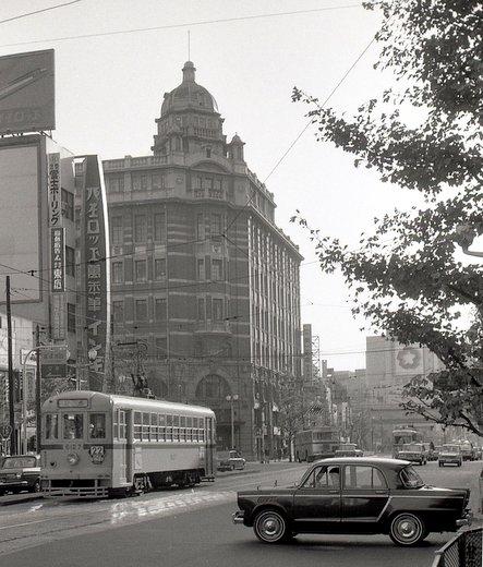 hd-un_t_au_japon_hino_contessa_900_1961_1964_1-2