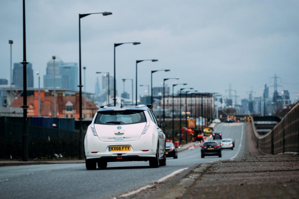 hd-une_nissan_leaf_autonome_sur_la_route_londres_1-1