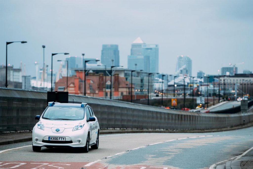 hd-une_nissan_leaf_autonome_sur_la_route_londres_1