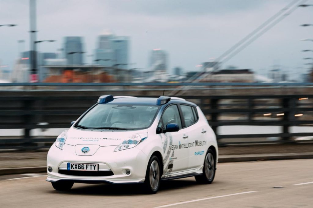 hd-une_nissan_leaf_autonome_sur_la_route_londres_1-2