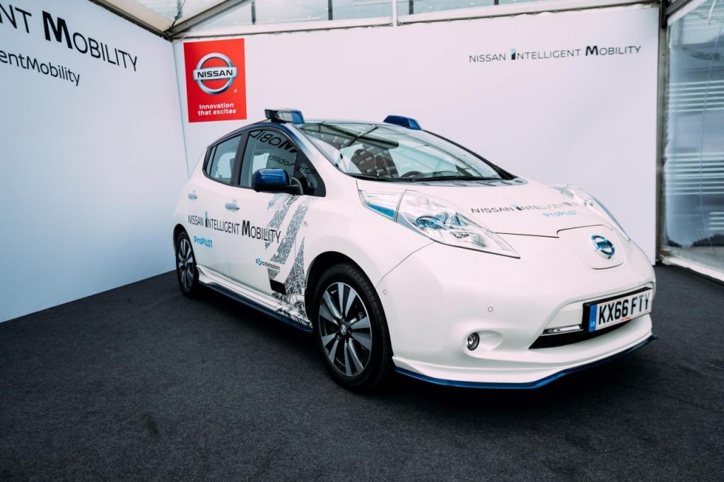 hd-une_nissan_leaf_autonome_sur_la_route_londres_1-4