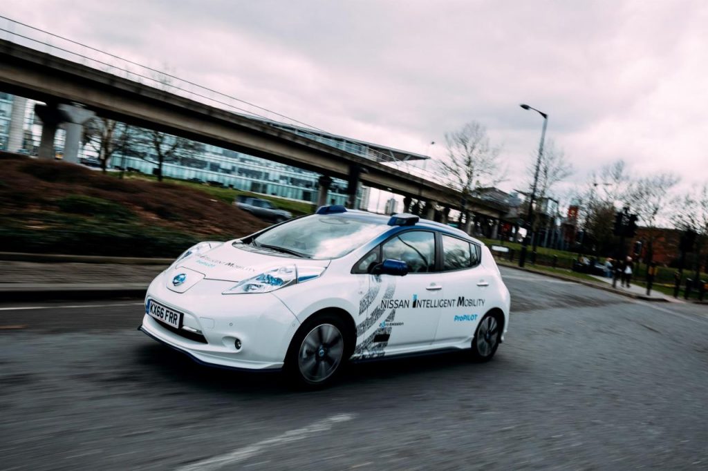 hd-une_nissan_leaf_autonome_sur_la_route_londres_1-5