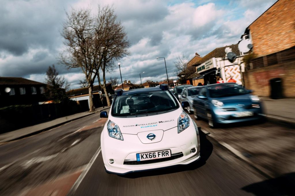 hd-une_nissan_leaf_autonome_sur_la_route_londres_1-6