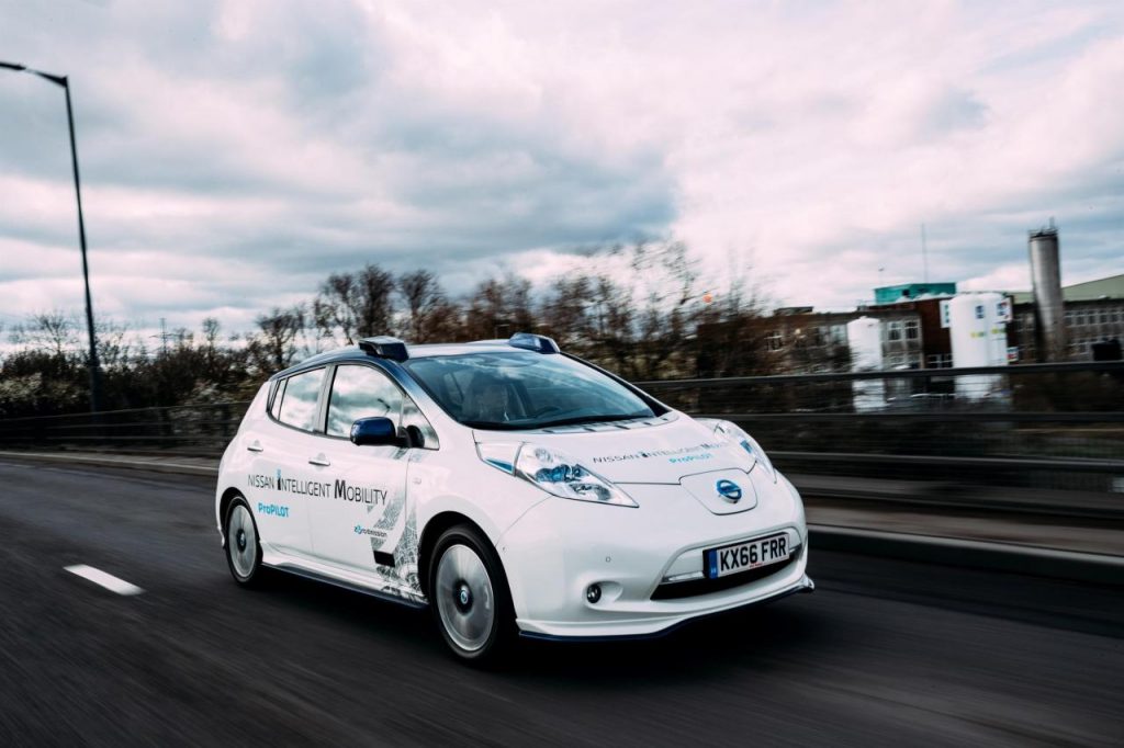 hd-une_nissan_leaf_autonome_sur_la_route_londres_1-9