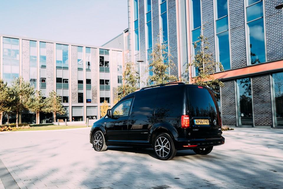 hd-volkswagen_caddy_black_edition_1-4