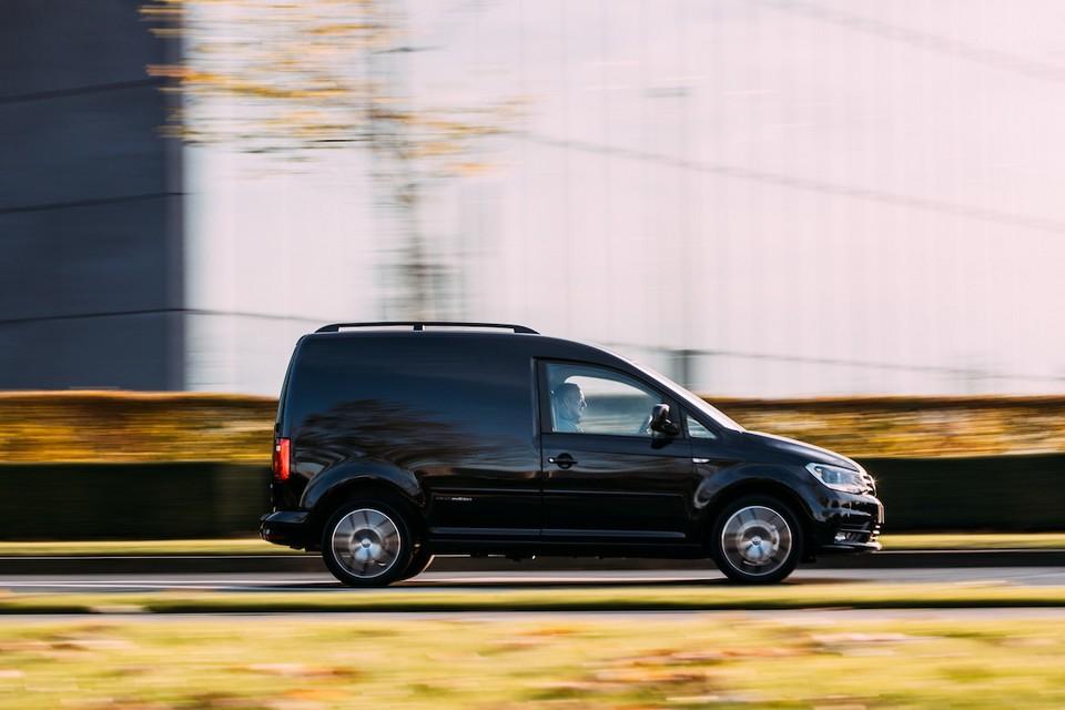 hd-volkswagen_caddy_black_edition_1-5