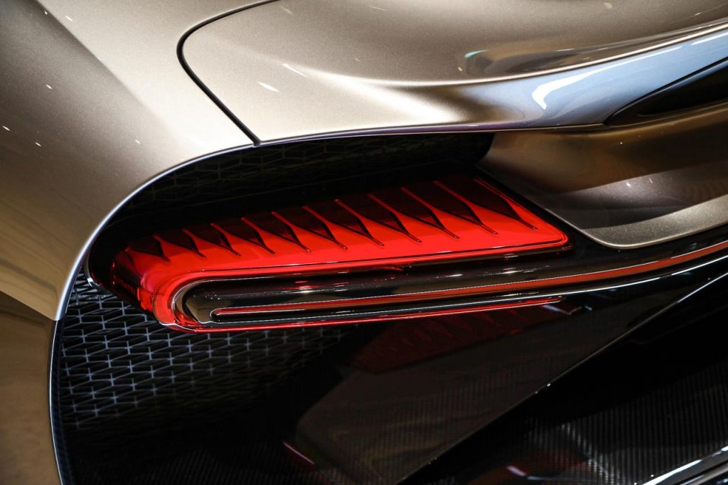 hd-bugatti-chiron-profilee-3