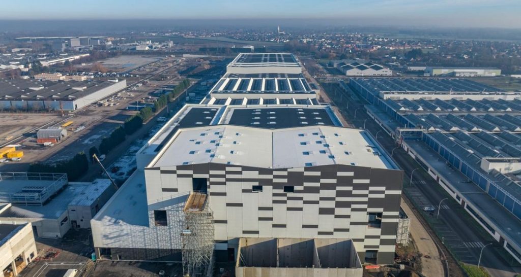 ACC débute ses livraisons de batteries Une usine ACC de construction de batteries électriques pour automobile