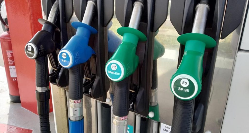 Carburants : une aide pour ceux qui prennent la voiture pour aller au travail ?