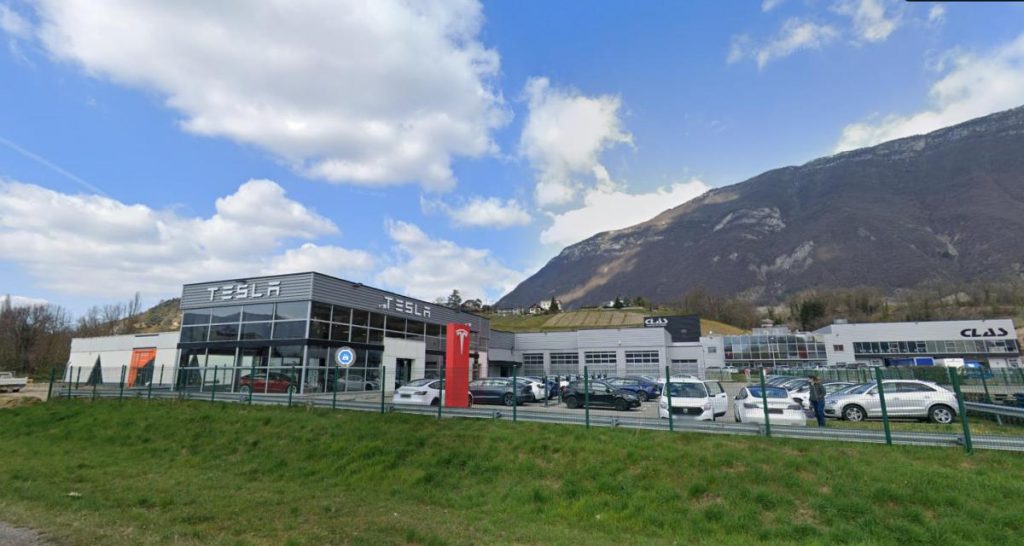 Incroyable : 14 Tesla Réduites en Cendres à Chignin !