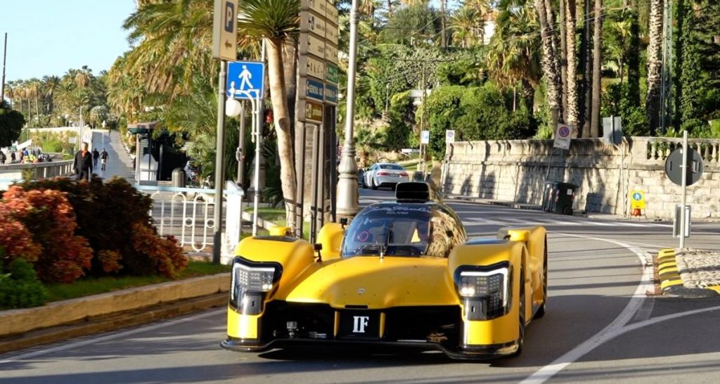L’Isotta-Fraschini Tipo 6 Strada se montre sur la route