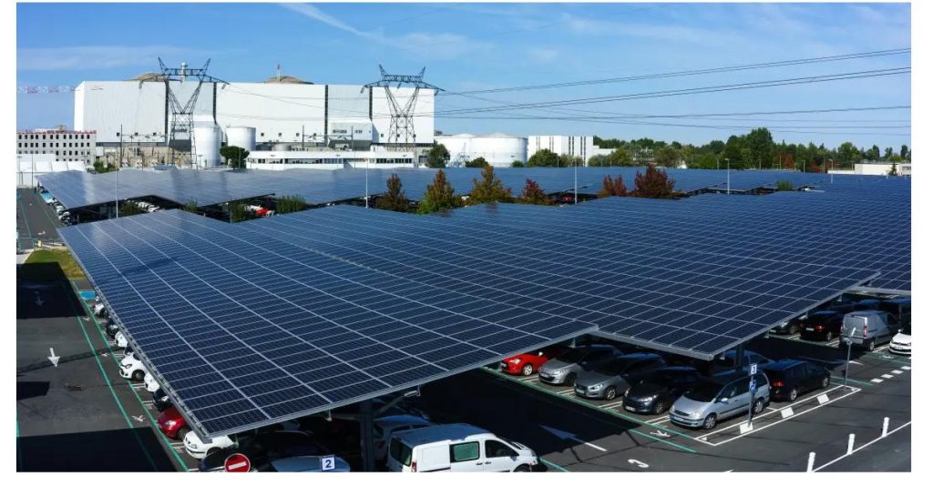 Panneaux solaires obligatoires dans les parkings de + 1500m2