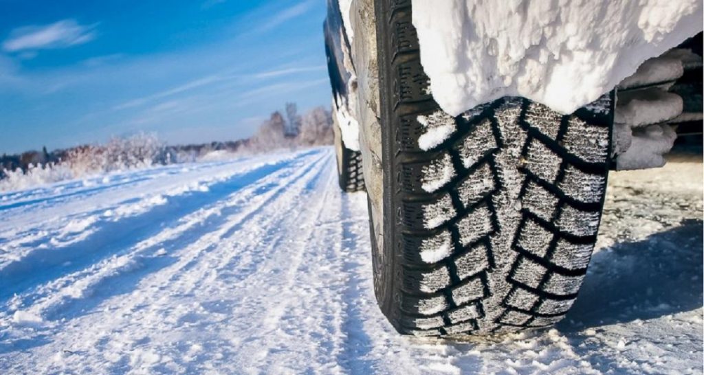 Pneus d’hiver en montagne : tolérance jusqu’à fin 2022 minimum