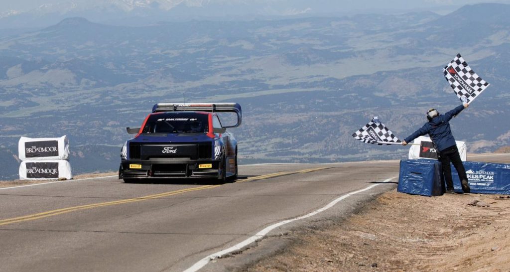 Première : un pickup électrique Ford remporte Pikes Peak