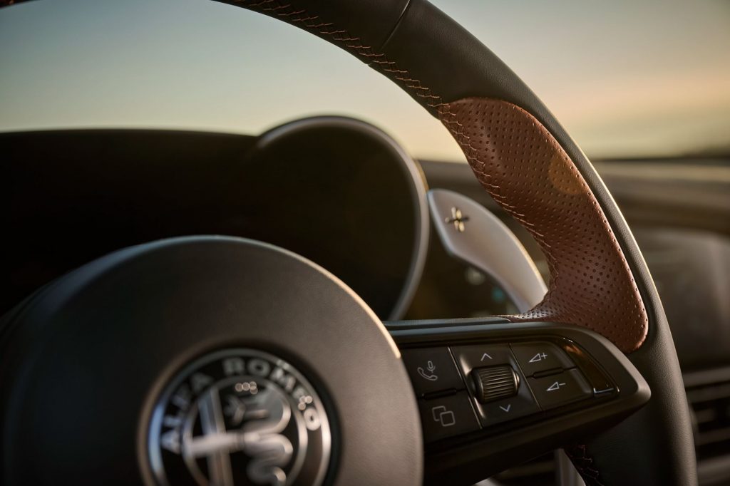 Un détail du volant d&#039;une Alfa Romeo édition limitée Intensa. On voit le logo au premier plan.