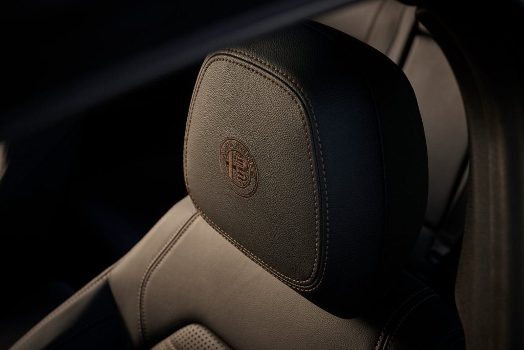 Un appuie-tête brodé avec le logo Alfa Romeo, édition limitée Intensa