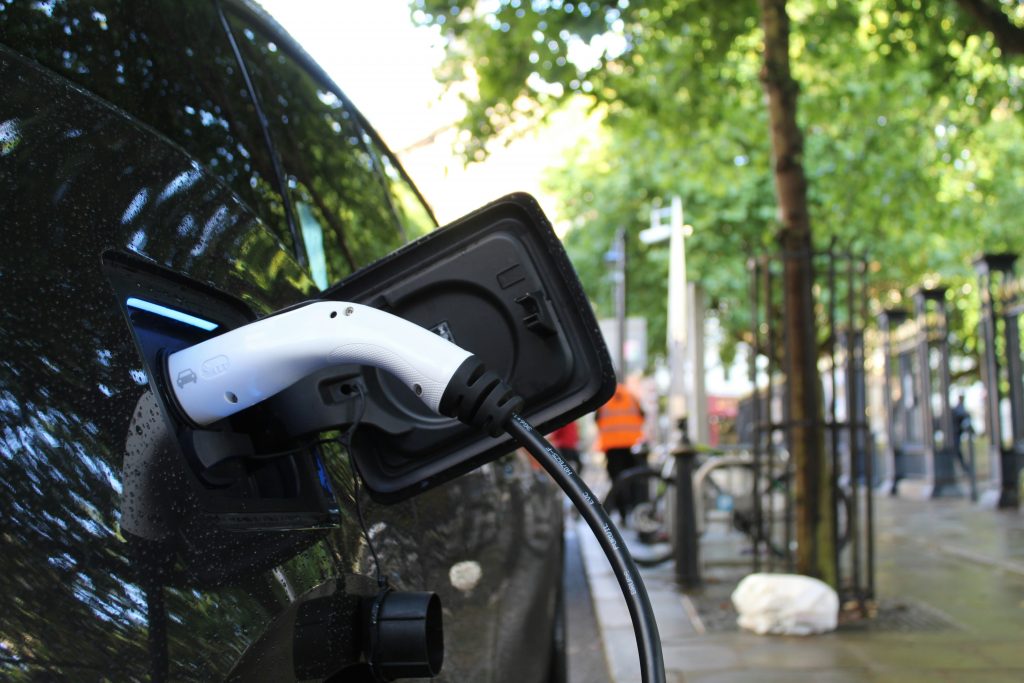 Une prise de v&eacute;hicule &eacute;lectrique branch&eacute; et en charge.
