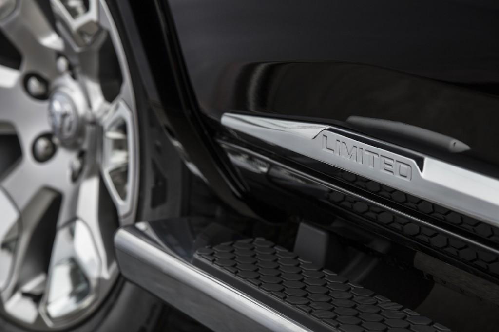 hd-chicago_2015_ram_laramie_limited_1-9