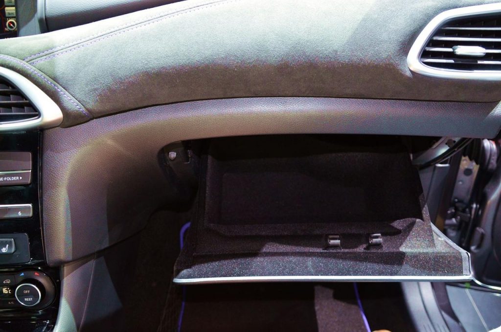 hd-francfort_2015_live_infiniti_q30_1-15