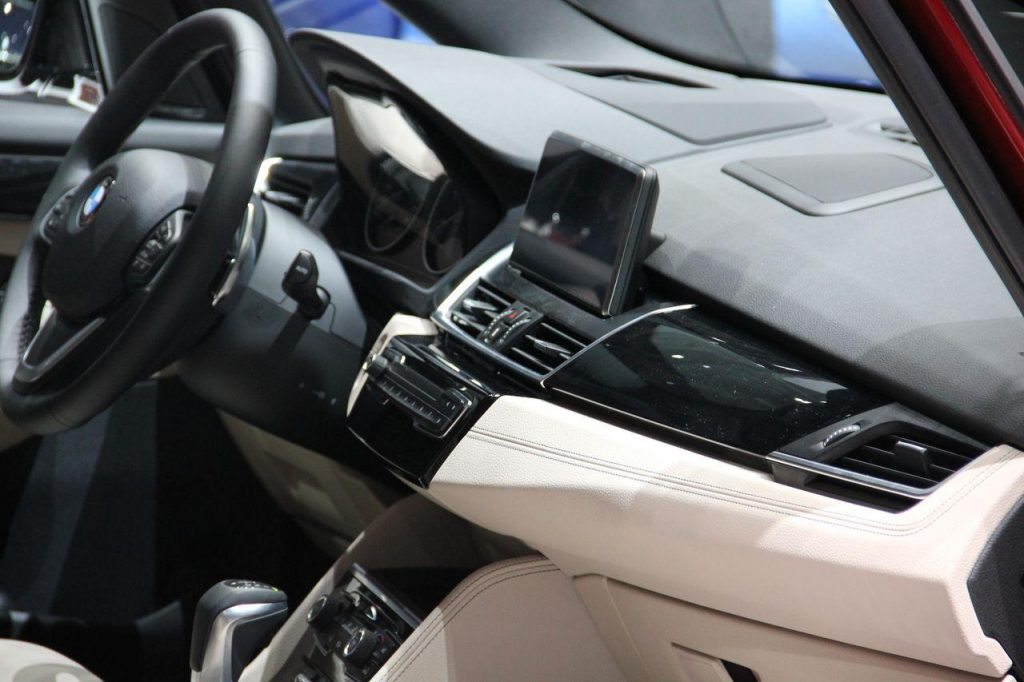 hd-genve_2015_live_bmw_srie_2_gran_tourer_1-5