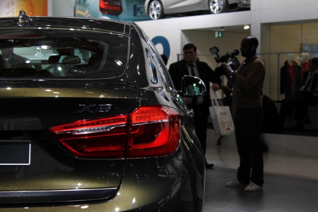 hd-paris_2014_live_bmw_x6_1-10