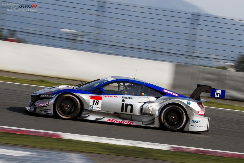 hd-super_gt_2014_2_oliveira_masuda_tiennent_bon_jusqu_au_bout_fuji_1-1