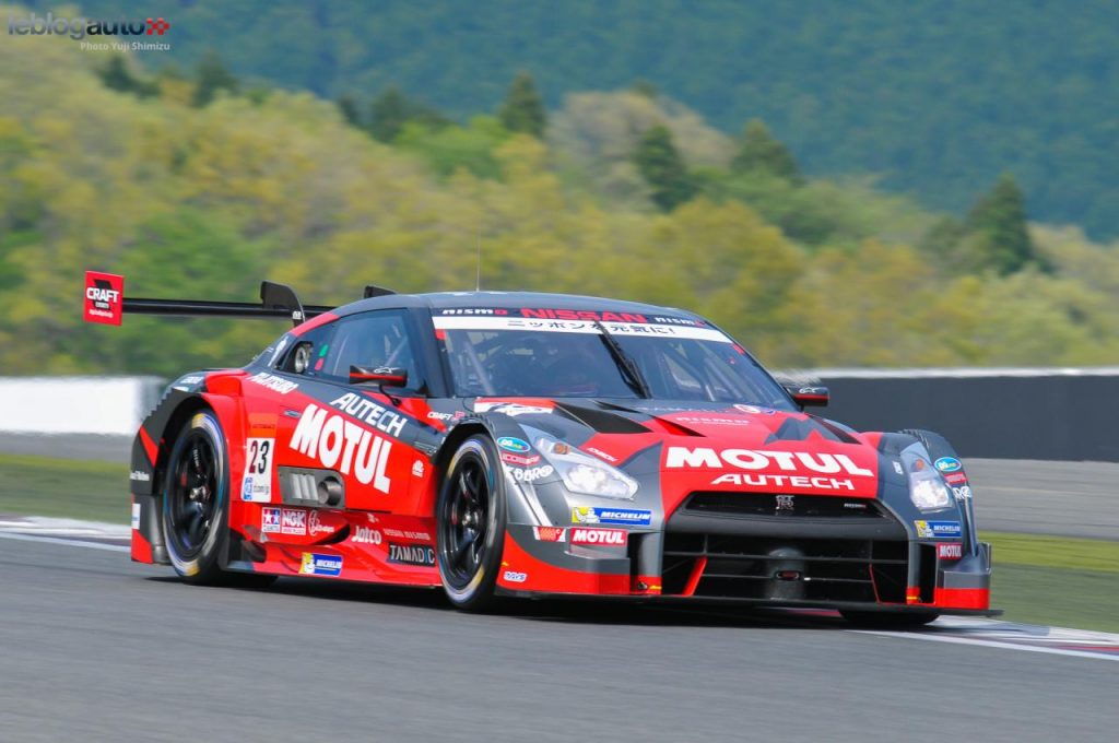 hd-super_gt_2014_2_oliveira_masuda_tiennent_bon_jusqu_au_bout_fuji_1-11