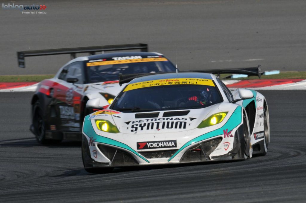 hd-super_gt_2014_2_oliveira_masuda_tiennent_bon_jusqu_au_bout_fuji_1-13