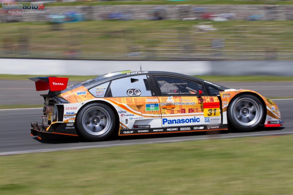 hd-super_gt_2014_2_oliveira_masuda_tiennent_bon_jusqu_au_bout_fuji_1-24