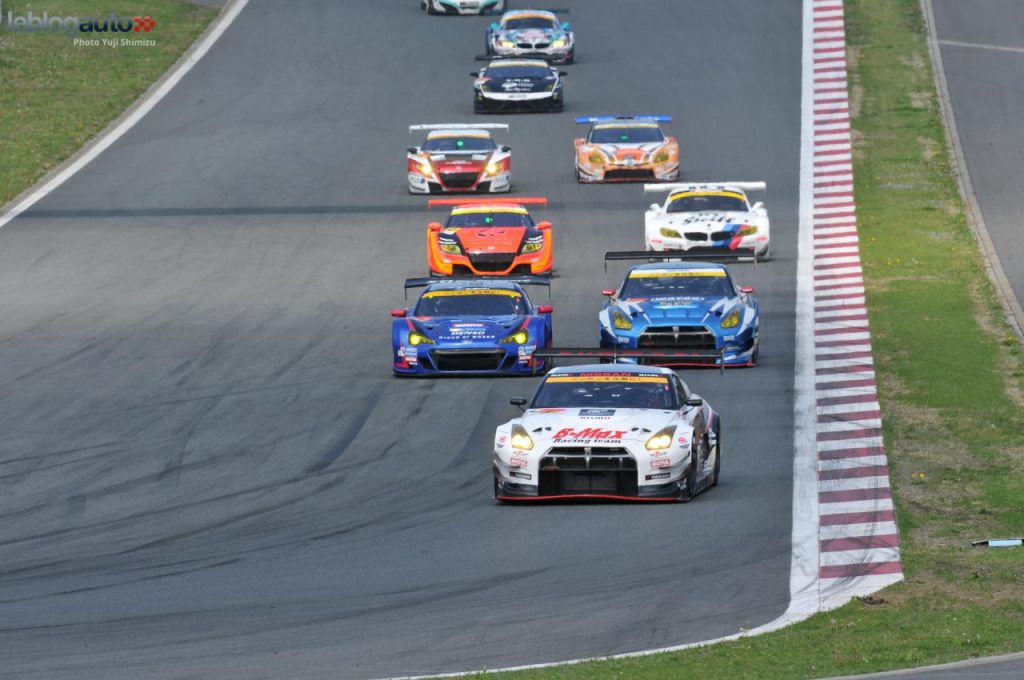 hd-super_gt_2014_2_oliveira_masuda_tiennent_bon_jusqu_au_bout_fuji_1-29