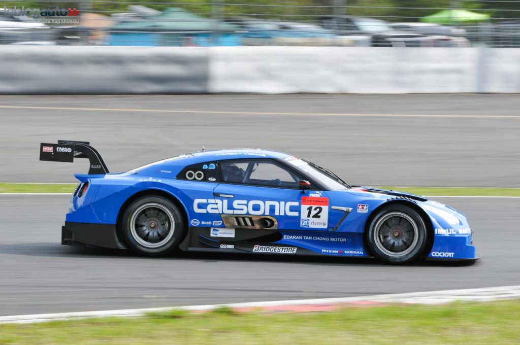 hd-super_gt_2014_2_oliveira_masuda_tiennent_bon_jusqu_au_bout_fuji_1-30