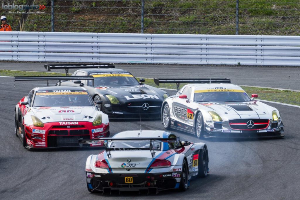 hd-super_gt_2014_2_oliveira_masuda_tiennent_bon_jusqu_au_bout_fuji_1-41