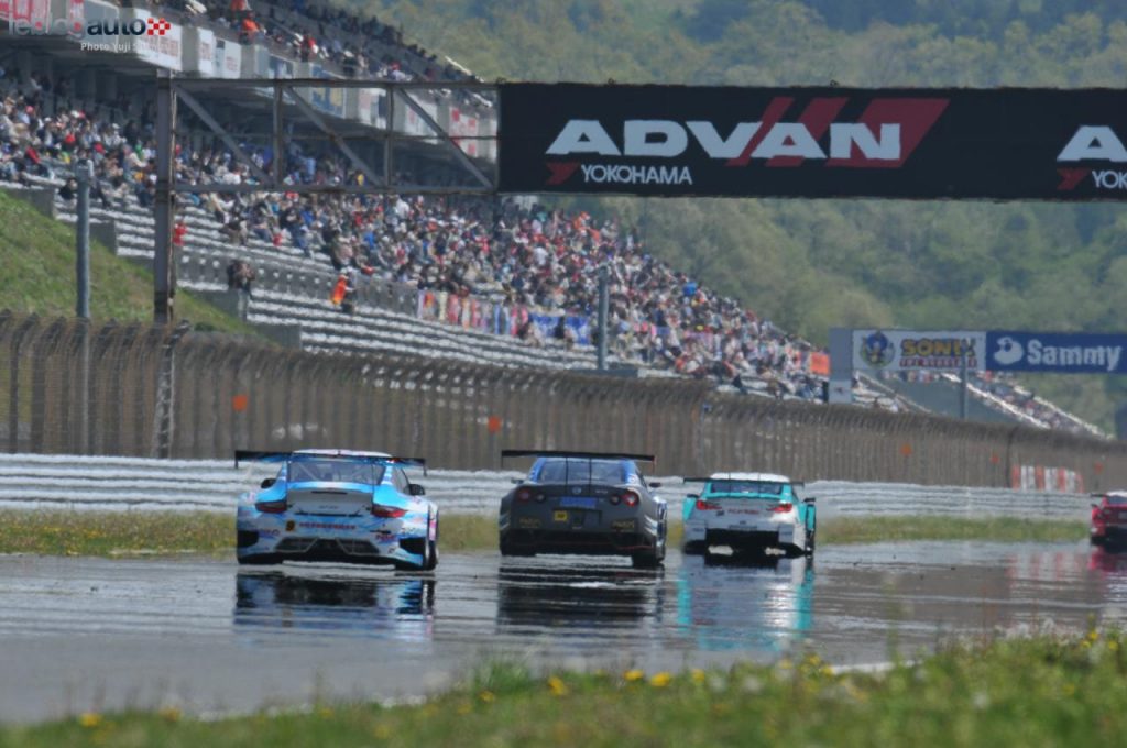 hd-super_gt_2014_2_oliveira_masuda_tiennent_bon_jusqu_au_bout_fuji_1-42