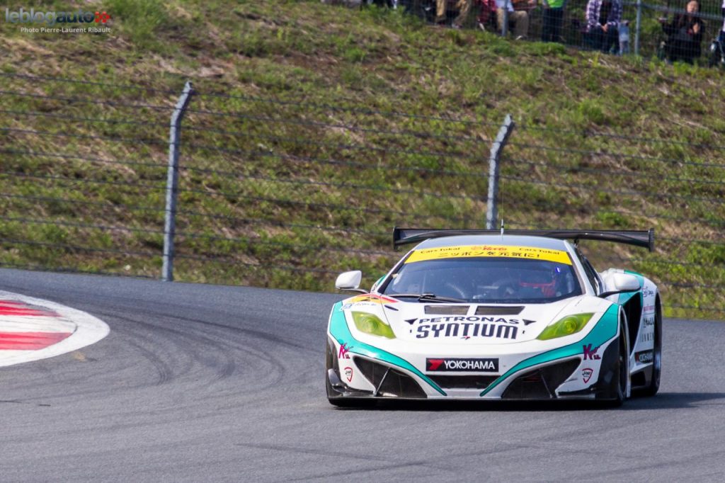 hd-super_gt_2014_2_oliveira_masuda_tiennent_bon_jusqu_au_bout_fuji_1-43