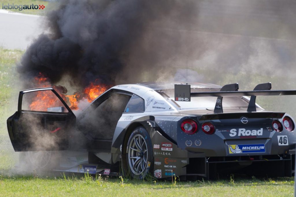 hd-super_gt_2014_2_oliveira_masuda_tiennent_bon_jusqu_au_bout_fuji_1-44