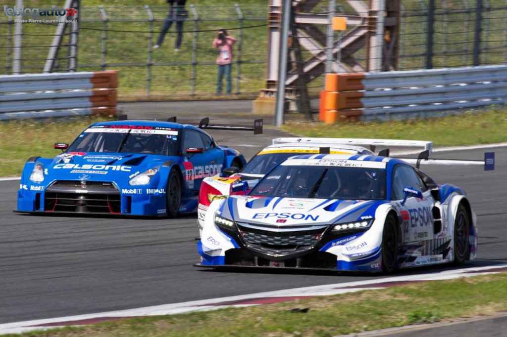 hd-super_gt_2014_2_oliveira_masuda_tiennent_bon_jusqu_au_bout_fuji_1-46