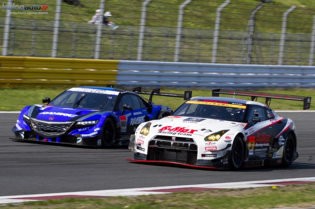 hd-super_gt_2014_2_oliveira_masuda_tiennent_bon_jusqu_au_bout_fuji_1-47