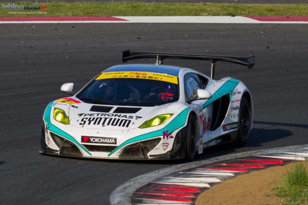 hd-super_gt_2014_2_oliveira_masuda_tiennent_bon_jusqu_au_bout_fuji_1-5