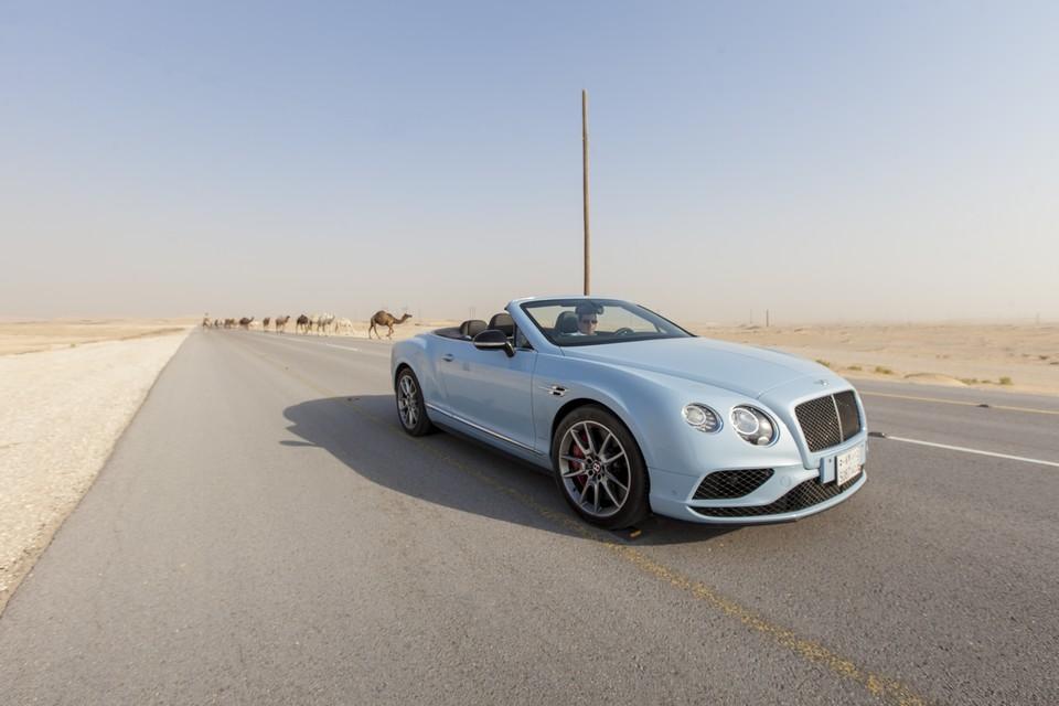 hd-une_bentley_continental_face_au_train_des_dunes_1-13
