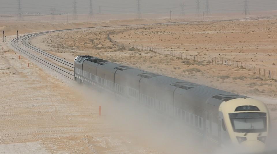 hd-une_bentley_continental_face_au_train_des_dunes_1-2