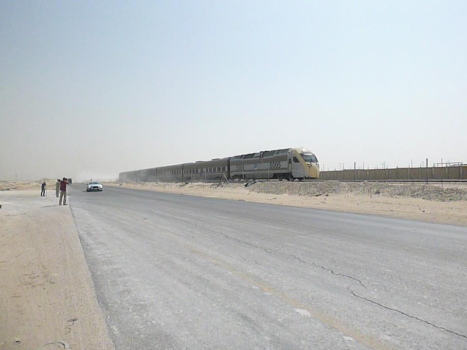 hd-une_bentley_continental_face_au_train_des_dunes_1-6