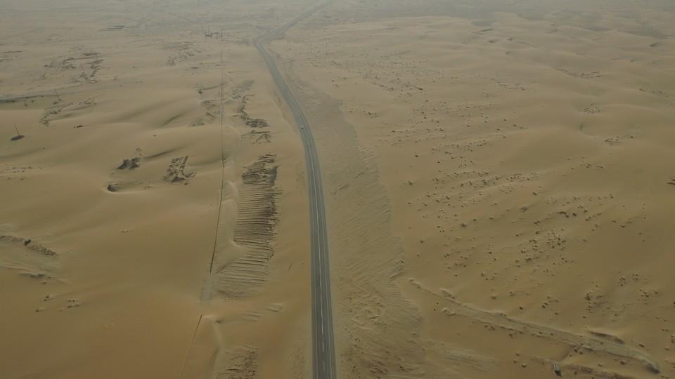 hd-une_bentley_continental_face_au_train_des_dunes_1-7