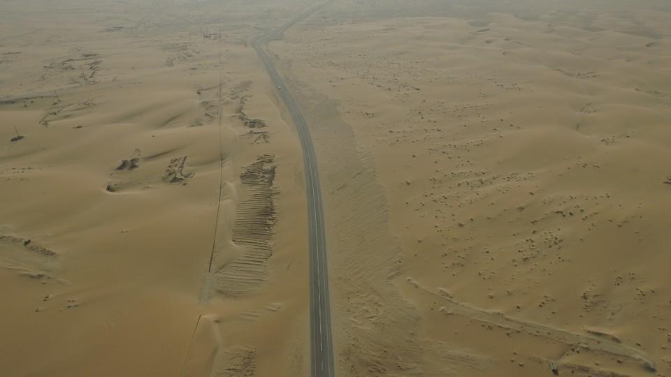 hd-une_bentley_continental_face_au_train_des_dunes_1-8