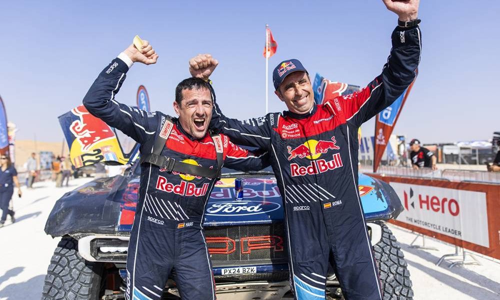 Alex Haro et Nani Roma l&egrave;vent les bras &agrave; l'arriv&eacute;e de la 10e sp&eacute;ciale du Dakar 2025