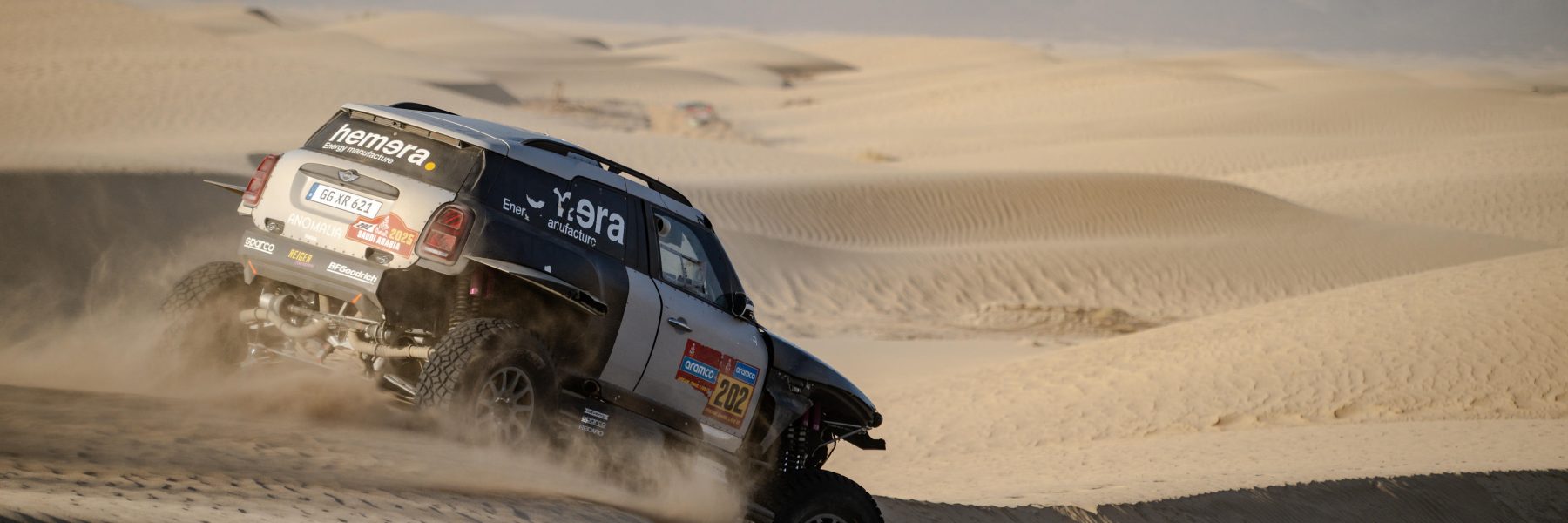 Guerlain Chicherit et son Mini dans le d&eacute;sert au Dakar 2025.