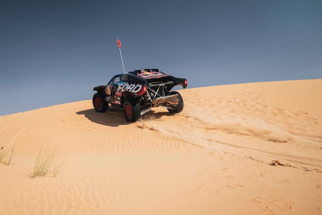 Ekstr&ouml;m avec son Ford Raptor dans le d&eacute;sert de l'Empty Quarter