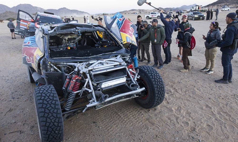Le Ford Raptor de Carlos Sainz et Lucas Cruz à l'arrivée. Il a fait un tonneau et est bien démoli.