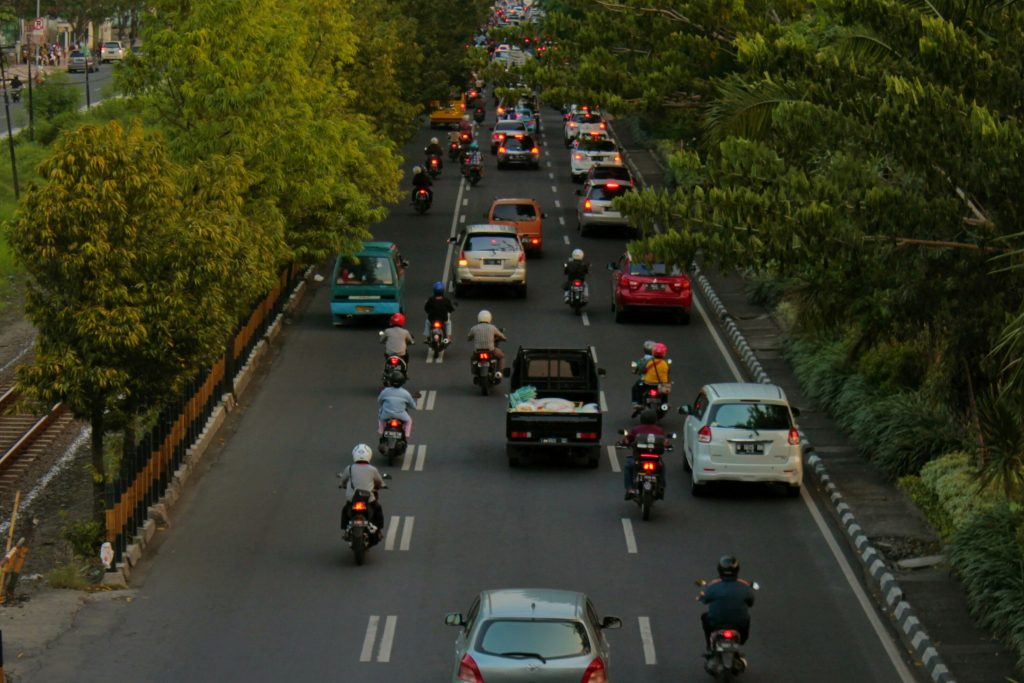 Circulation automobile et scooters en Indon&eacute;sie.