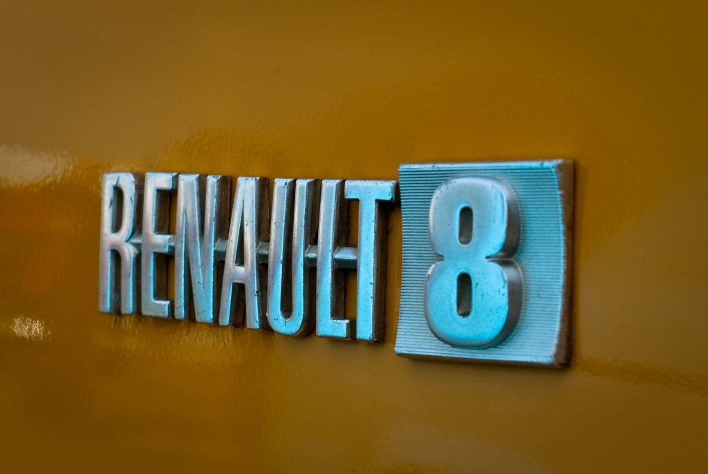 Cars Story #4 : Renault 8, le dernier des Mohicans Logo Renault 8